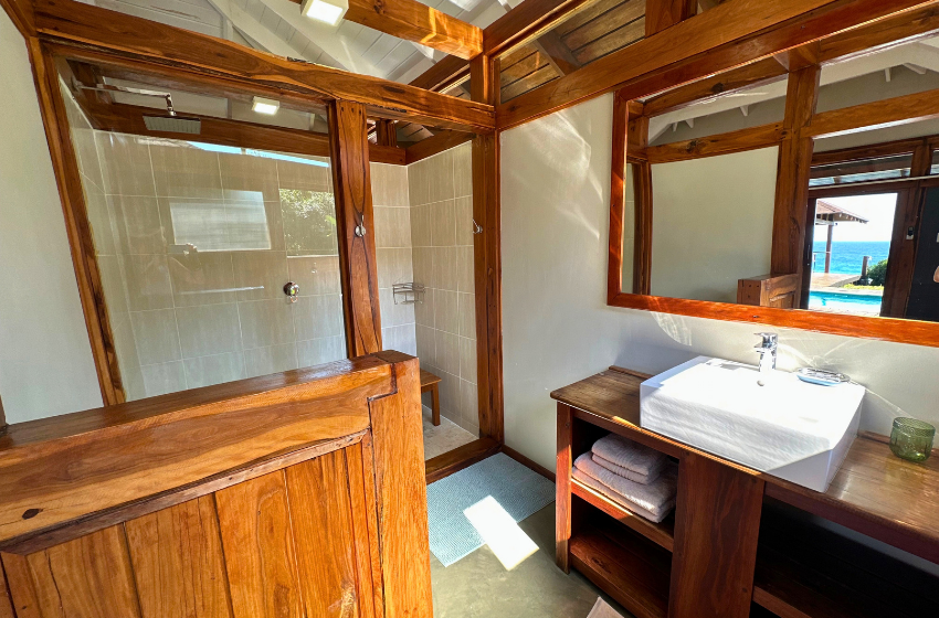bathroom 1 at Aloha 3 in Ponta Mamoli