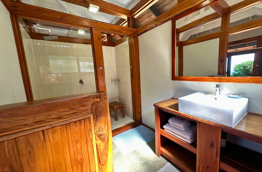 bathroom 3 at Aloha 3 in Ponta Mamoli