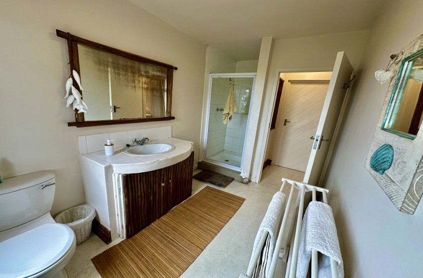 bathroom 1 at kangela 11 in Ponta Malongane