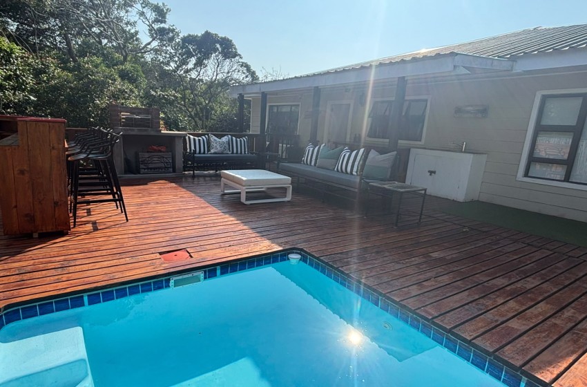 swimming pool and braai area at Campismo Ninho 41 in Ponta Malonganeb