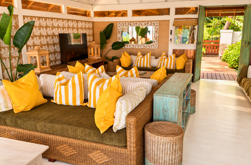 couches with TV at Aloha 7 in Ponta Mamoli