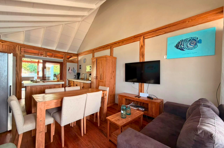dining area with TV at Makana 7A in Ponta Mamoli