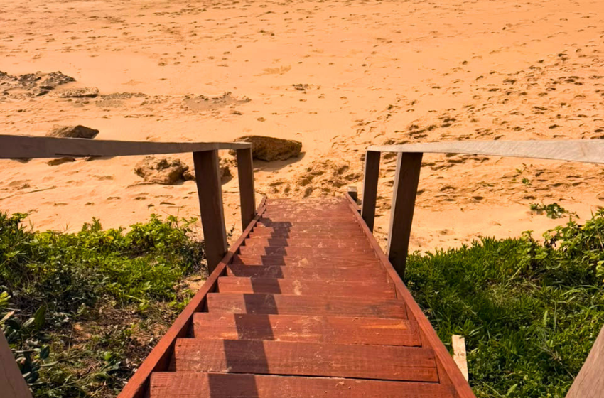 stairs leading to the beach at Makana 7A in Ponta Mamoli