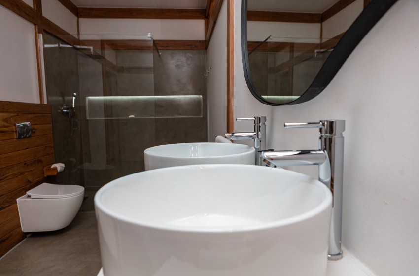 bathroom with double basin at Aloha 8 in Ponta Mamoli