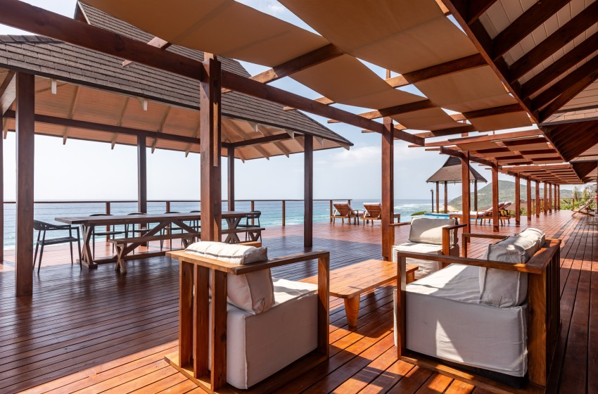 deck with lounge and dining area at Aloha 8 in Ponta Mamoli