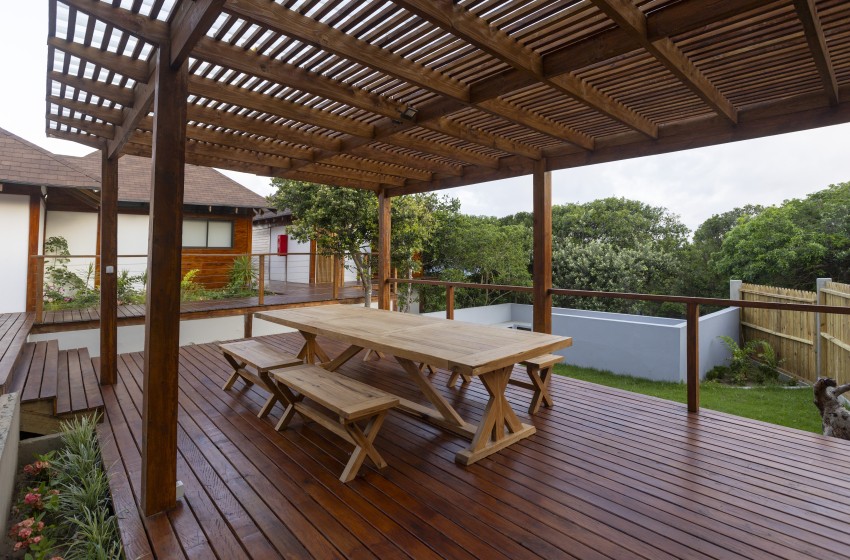 outside dining area at Aloha 8 in Ponta Mamoli