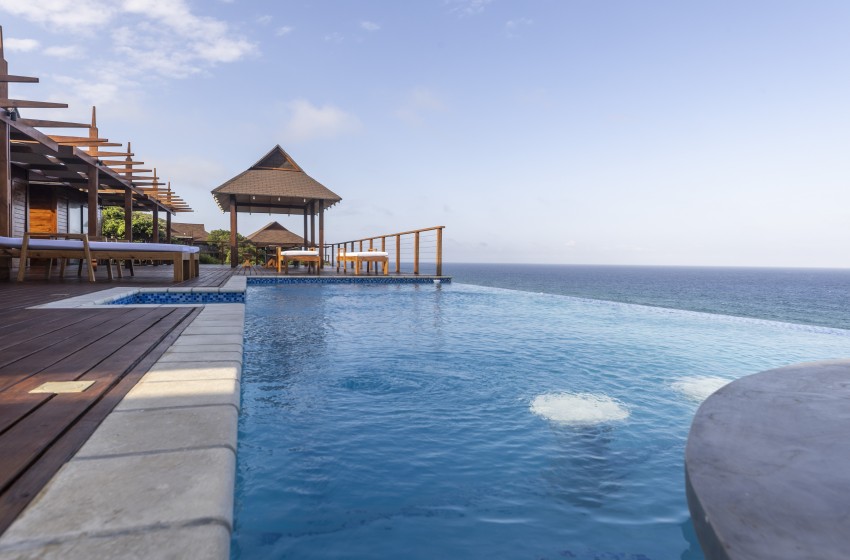 rim flow pool at Aloha 8 in Ponta Mamoli