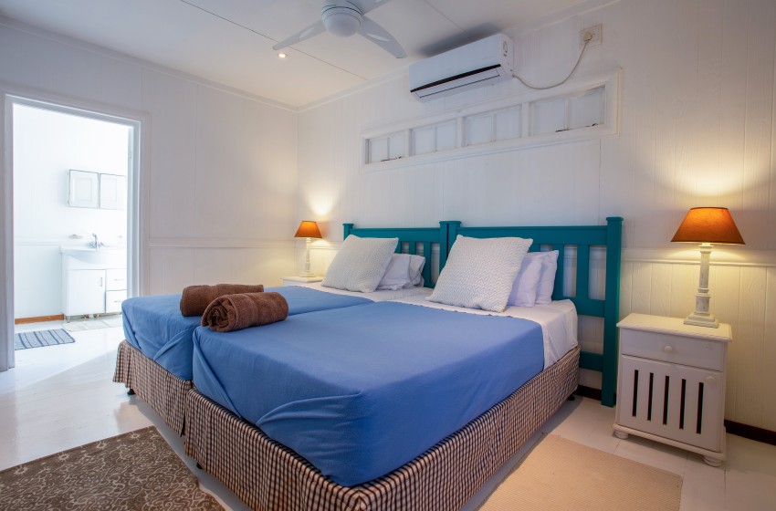 bedroom 4 with bathroom view at Casa Branca in Ponta do Ouro