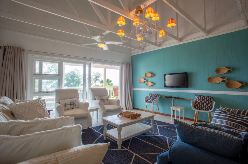 living room with TV at Casa Branca in Ponta do Ouro